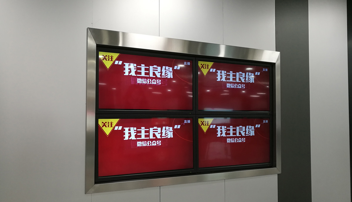 深圳地铁出口广告牌矩阵.jpg